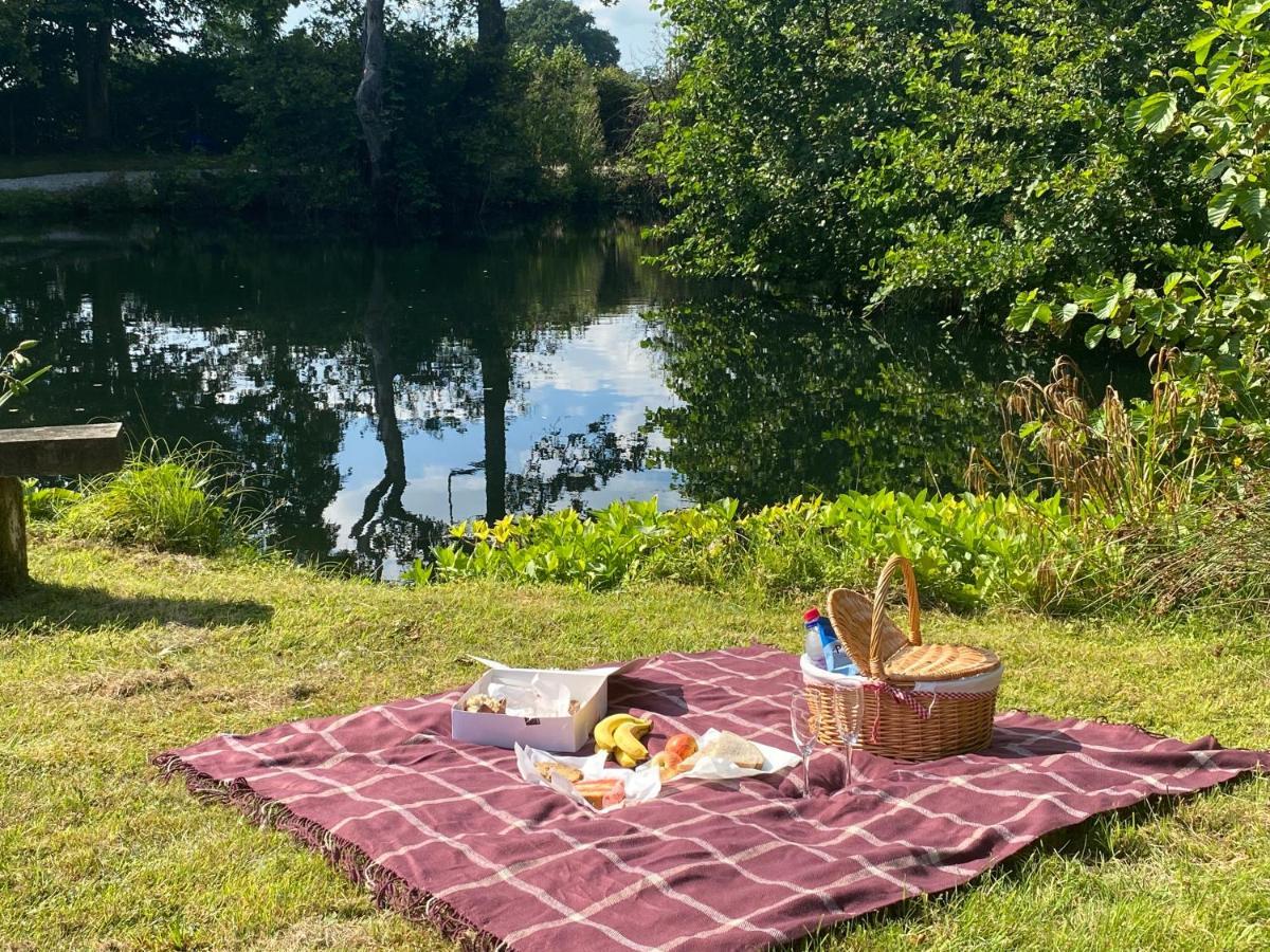 Kingfisher Cabin - Wild Escapes Wrenbury Off Grid Glamping - Ages 12 And Over Baddiley エクステリア 写真